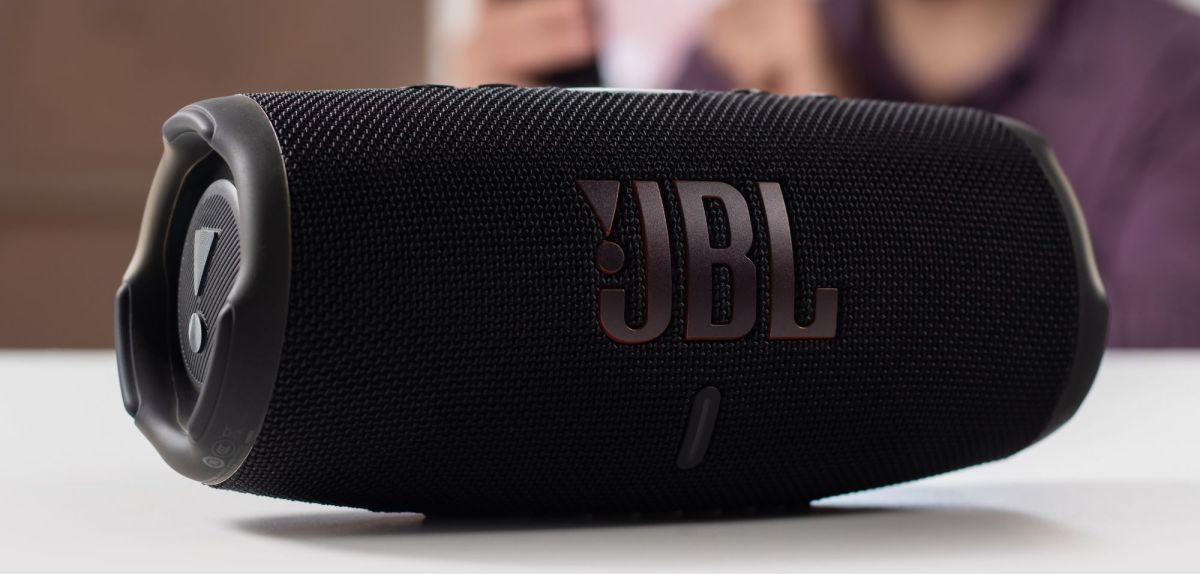 JBL Charge 5 auf einem Tischq