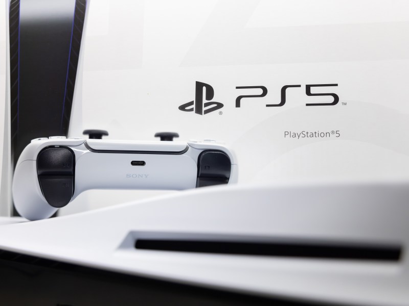 PlayStation 5 mit DualSense-Controller vor weißem Hintergrund