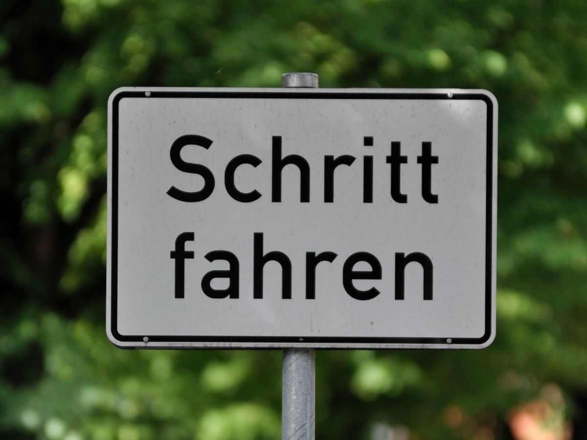 "Schritt fahren"-Schild