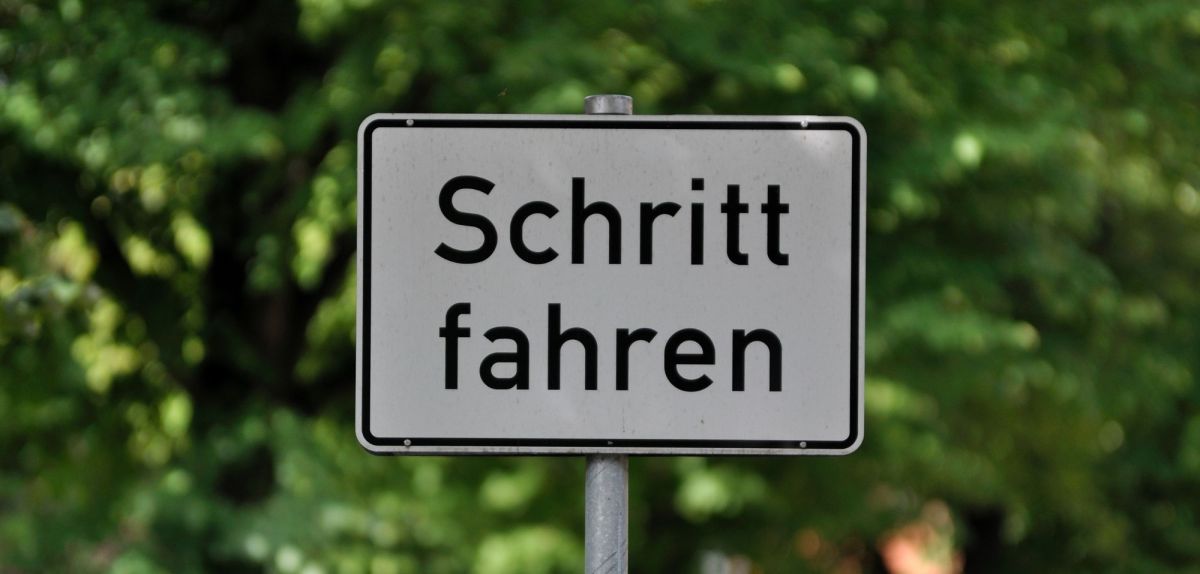 "Schritt fahren"-Schild