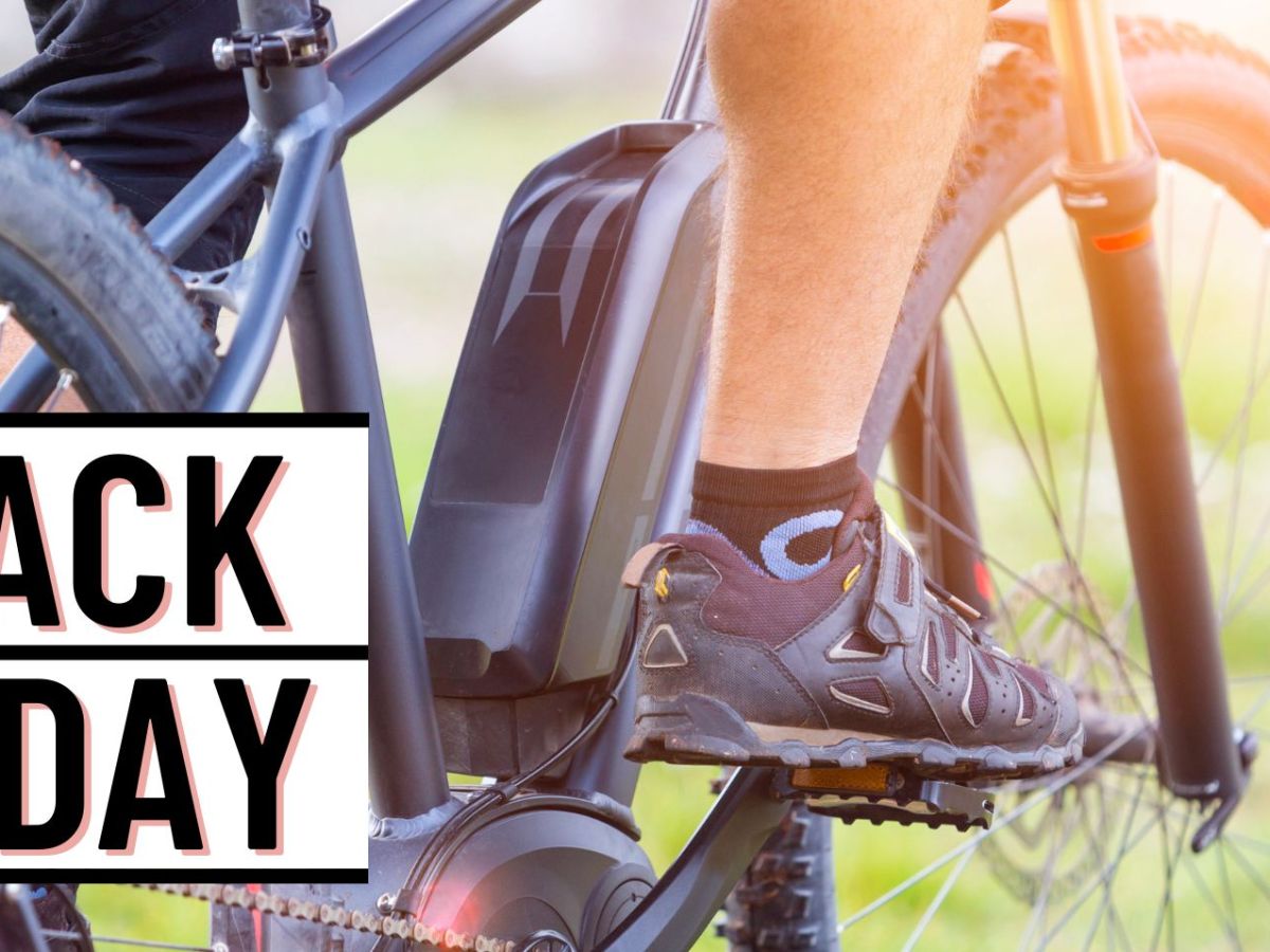 Mann auf einem E-Bike