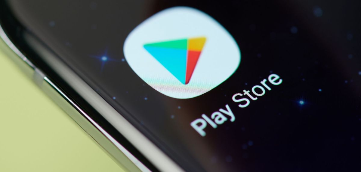 Google Play Store-Icon auf einem Handy-Display.