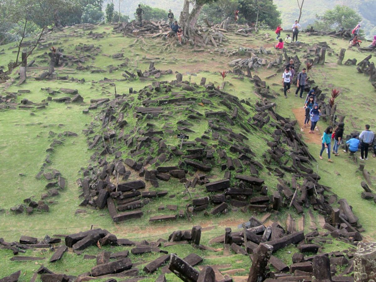 Foto vom bekannten Hügel Gunung Padang in Indonesien.