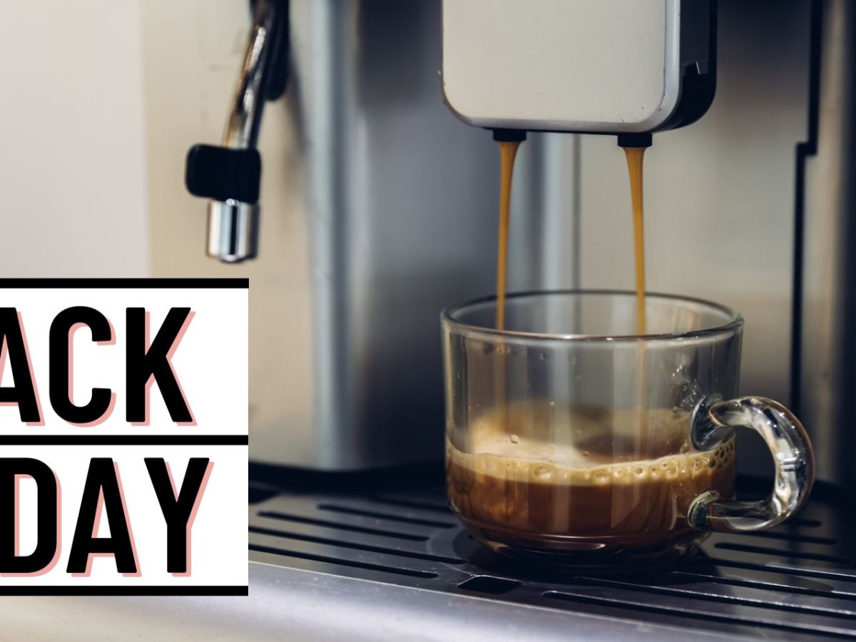 Kaffeevollautomat bereitet Espresso zu