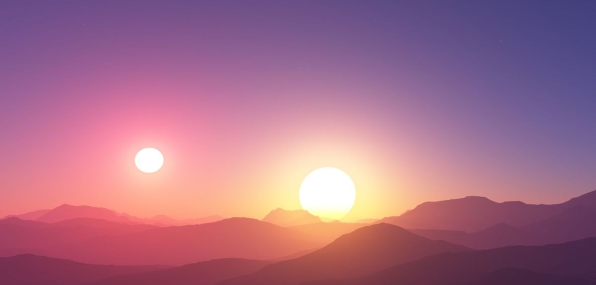 Doppelter Sonnenuntergang hinter Hügeln