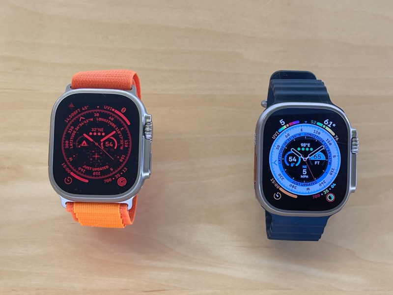 zwei Apple Watch-Modelle auf einer Ladentheke