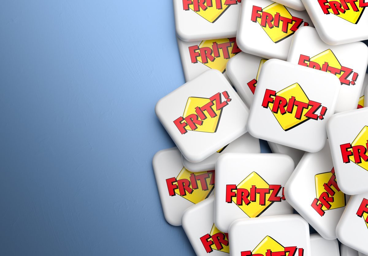Mehrere FritzBox-Symbole auf dunklem Hintergrund.