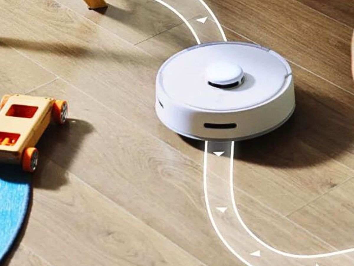 Mini-Saugroboter navigiert durch Wohnung.