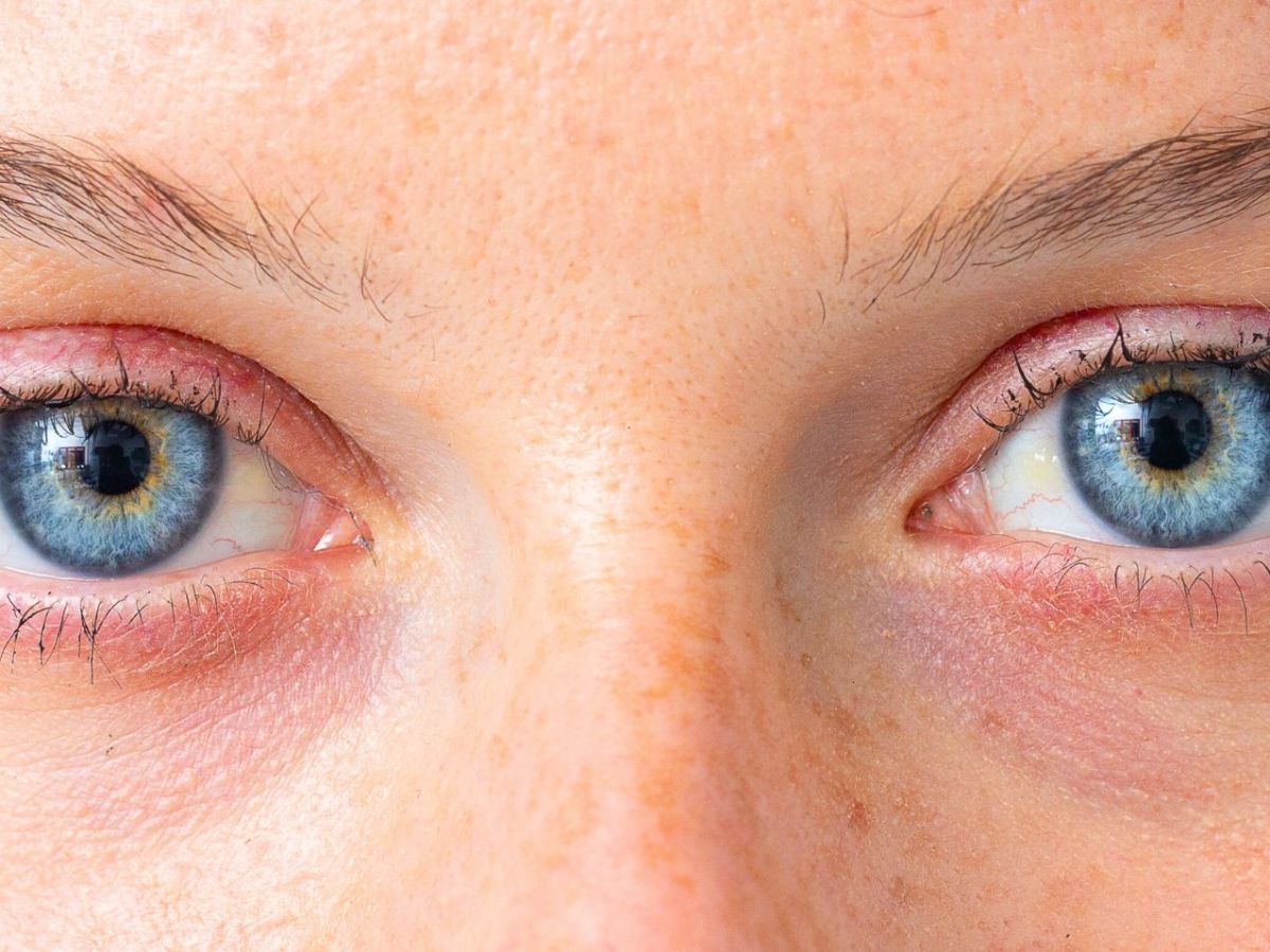 Frau mit blauen Augen.
