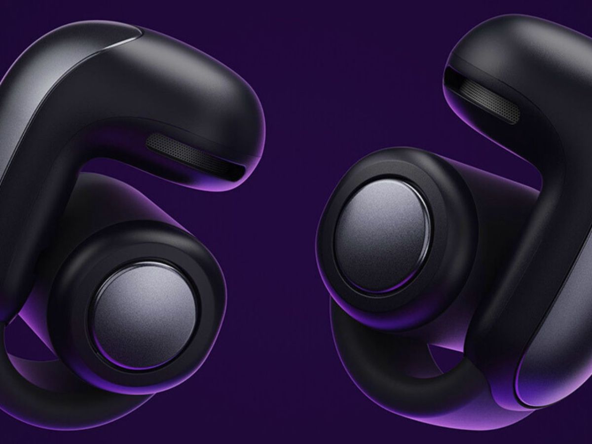 Bose Ultra Open Earbuds vor violettem Hintergrund