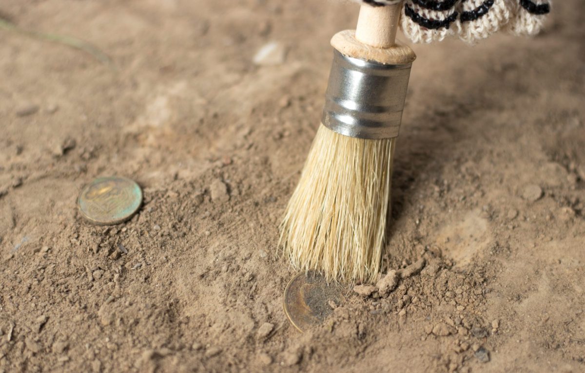 Werkzeug arbeitet an einem archäologischen Fund.