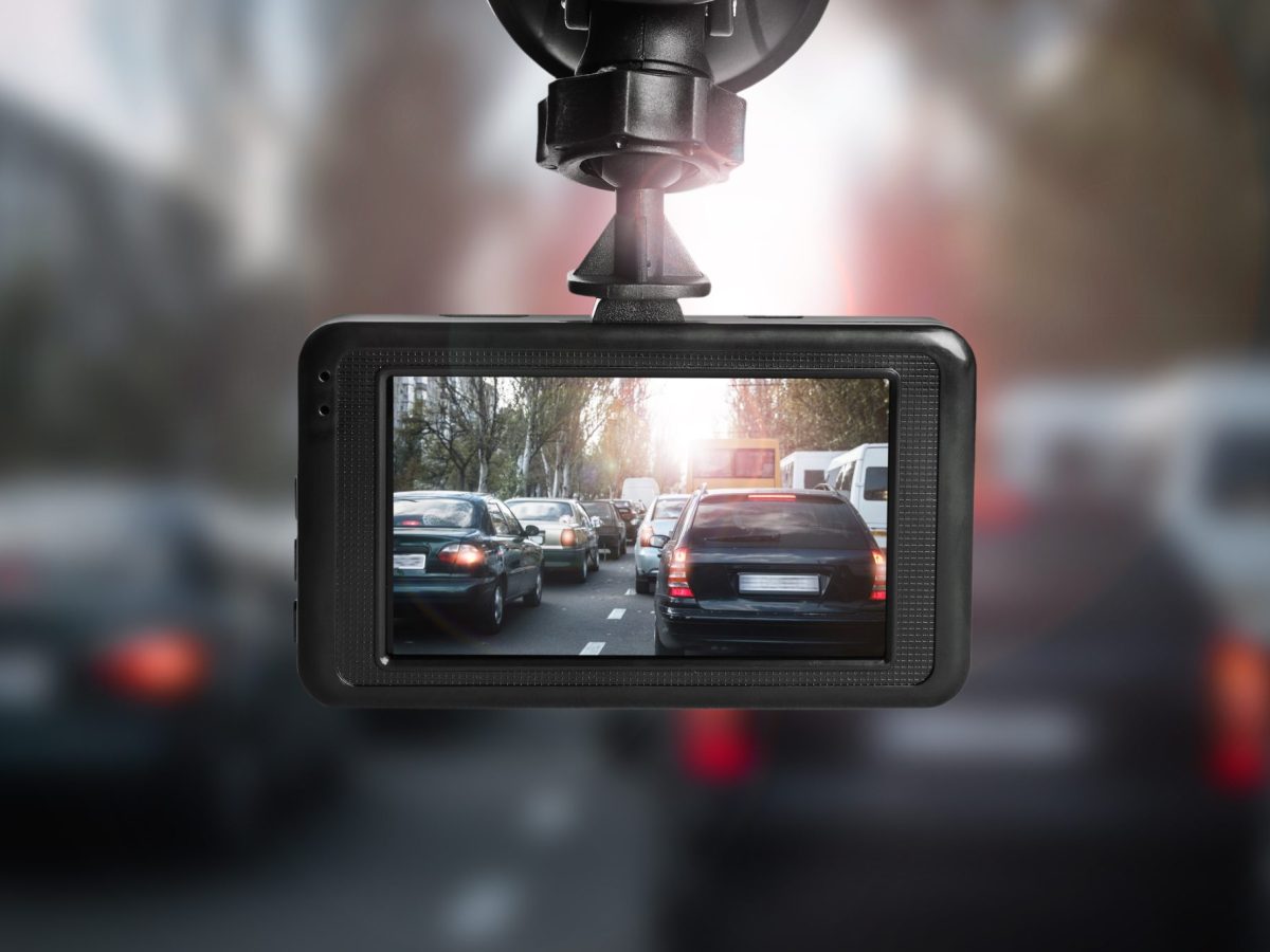 Dashcam mit Akku innen an einer Windschutzscheibe.