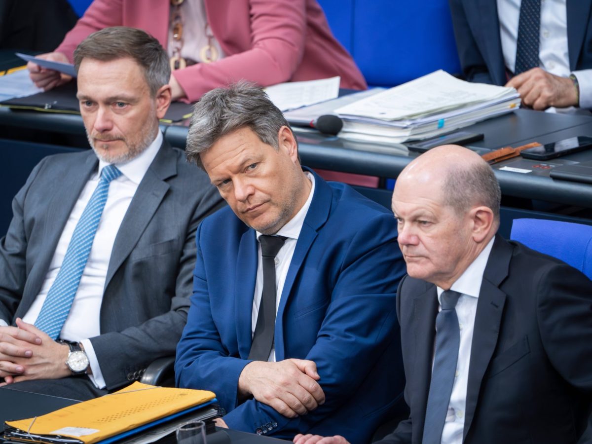 Bundeskanzler Olaf Scholz (SPD), Robert Habeck Bundeswirtschafts- und Klimaminister (Gruene) und Christian Lindner Bundesfinanzminister Christian Lindner (FDP) auf der Regierungsbank bei Regierungserklaerung zum Europaeischen Rat bei der 159. Sitzung des Deutschen Bundestags