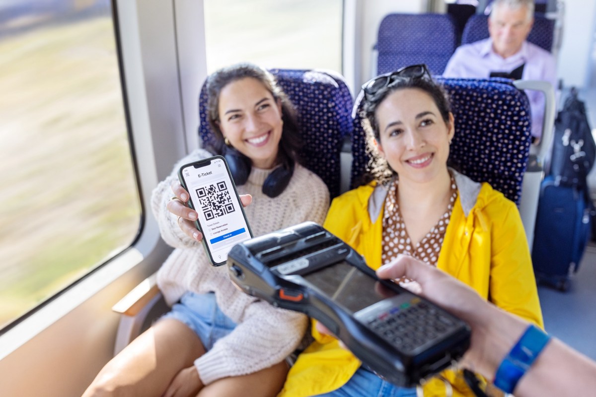 Frauen mit Bahnticket auf dem handy werden kontrolliert