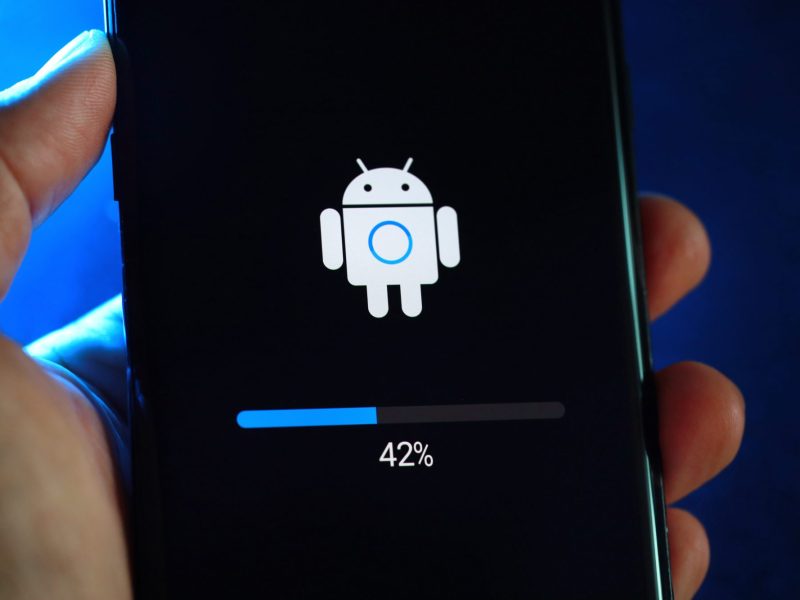 Auf einem Handy-Display wird ein Android-Update angezeigt.