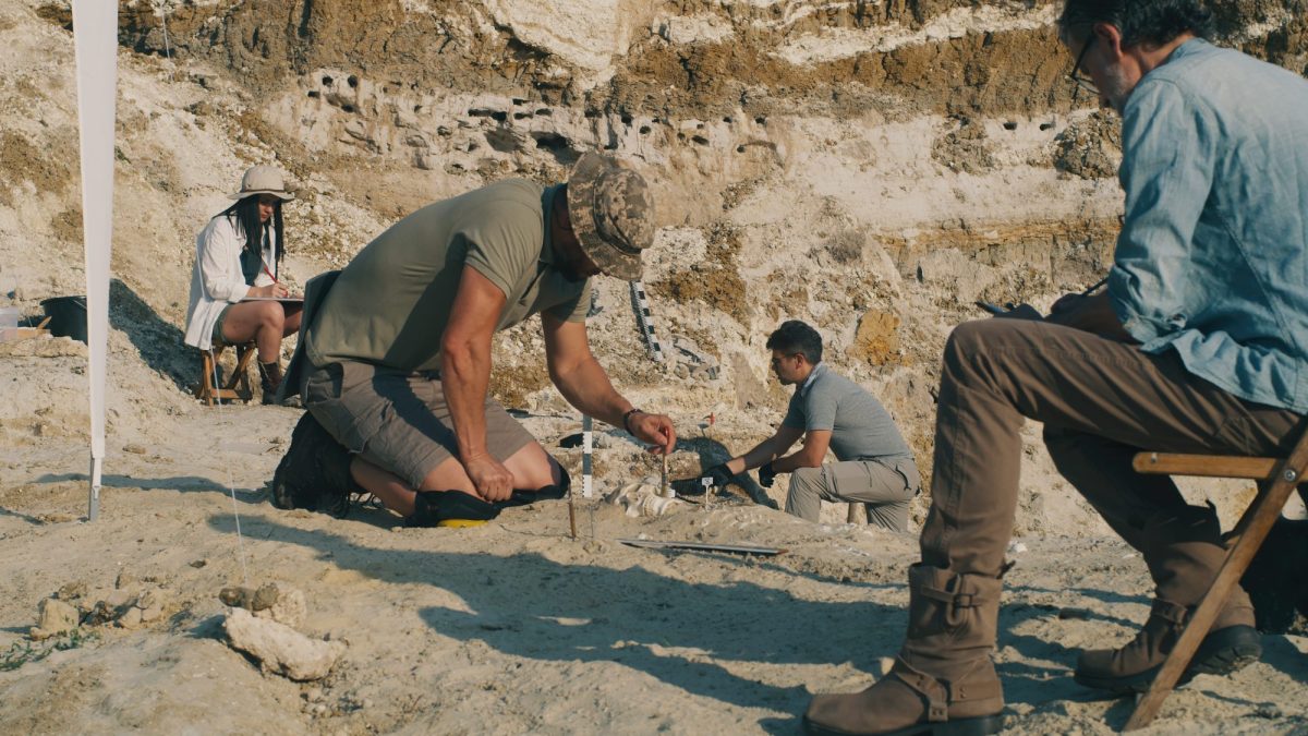 Team aus Forschern untersucht einen archäologischen Fund.