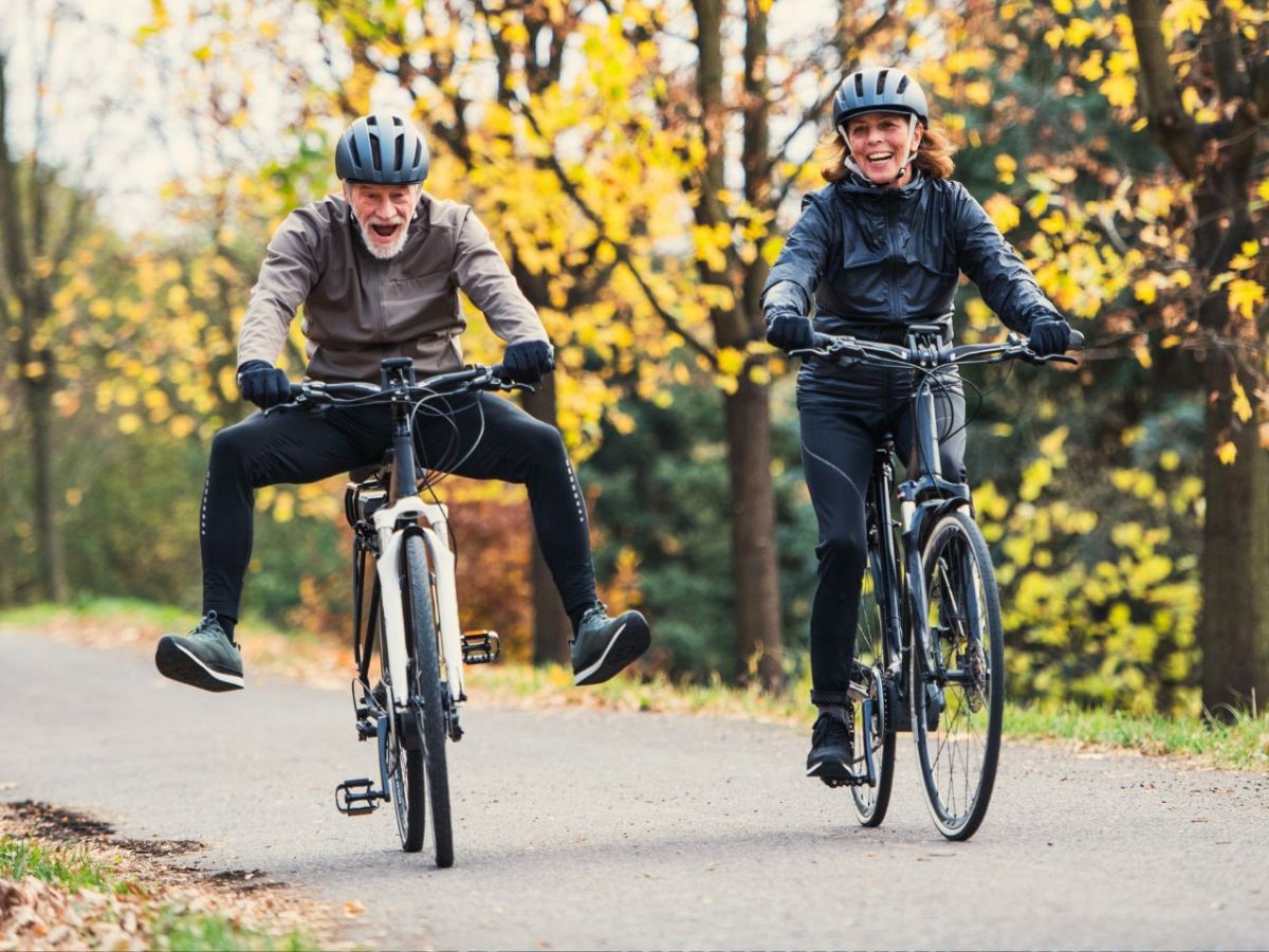 Älteres Paar auf E-Bikes