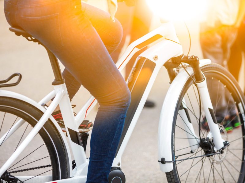 Ansicht einer Person auf einem E-Bike.