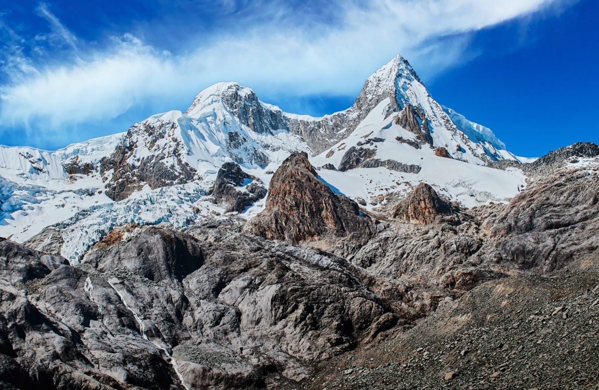 Aufnahme eins Gletschers in den Anden vor blauem Himmel.