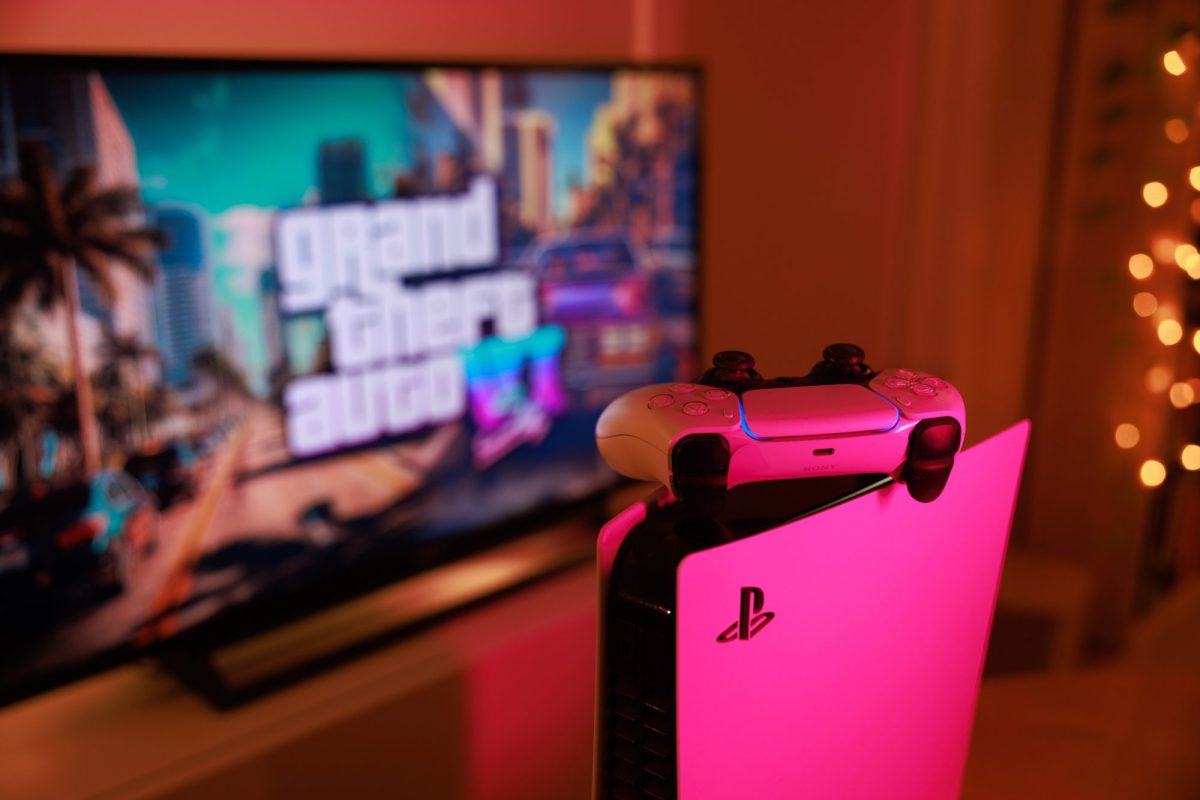 PlayStation 5 vor einem "GTA 6"-Artwork