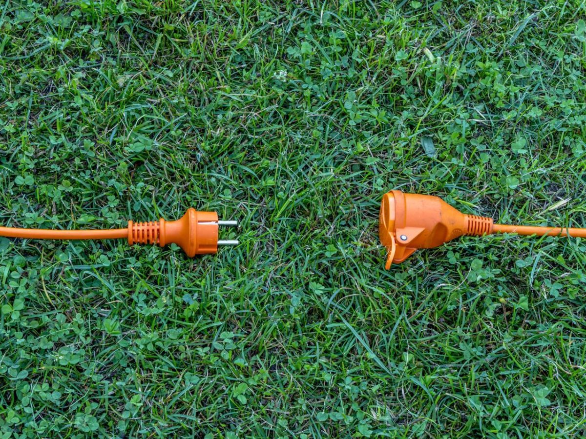 Kabel auf Rasen, das nicht verbunden ist