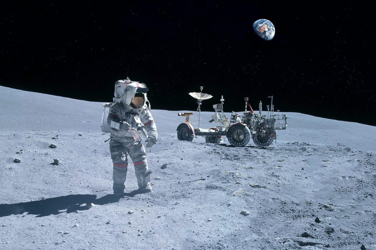 Astronaut in der Nähe eines Rovers auf der Oberfläche des Mondes.