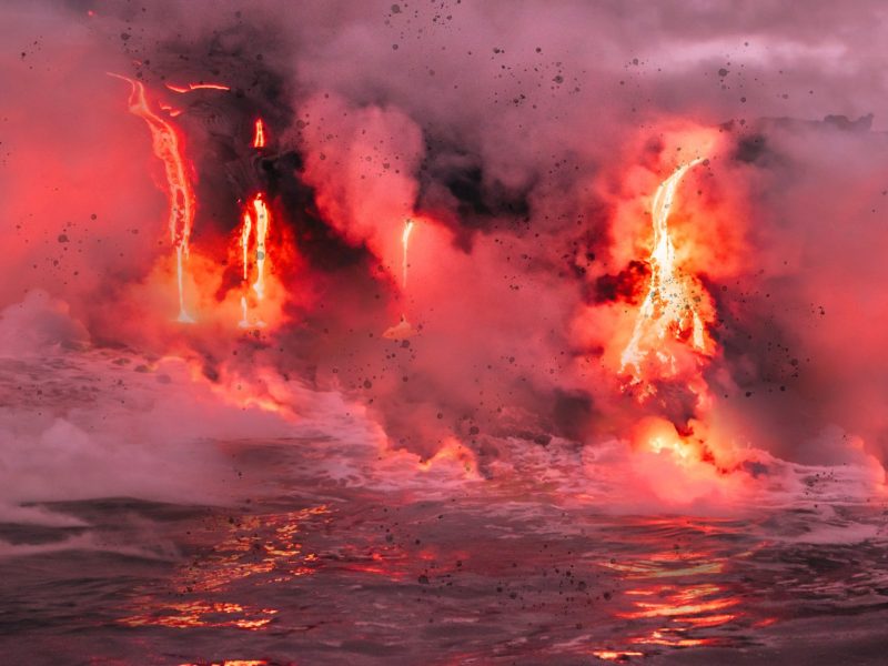 Bei einem Ausbruch des Kīlauea Vulkans auf Hawaii fließt Lava in den Pazifischen Ozean.