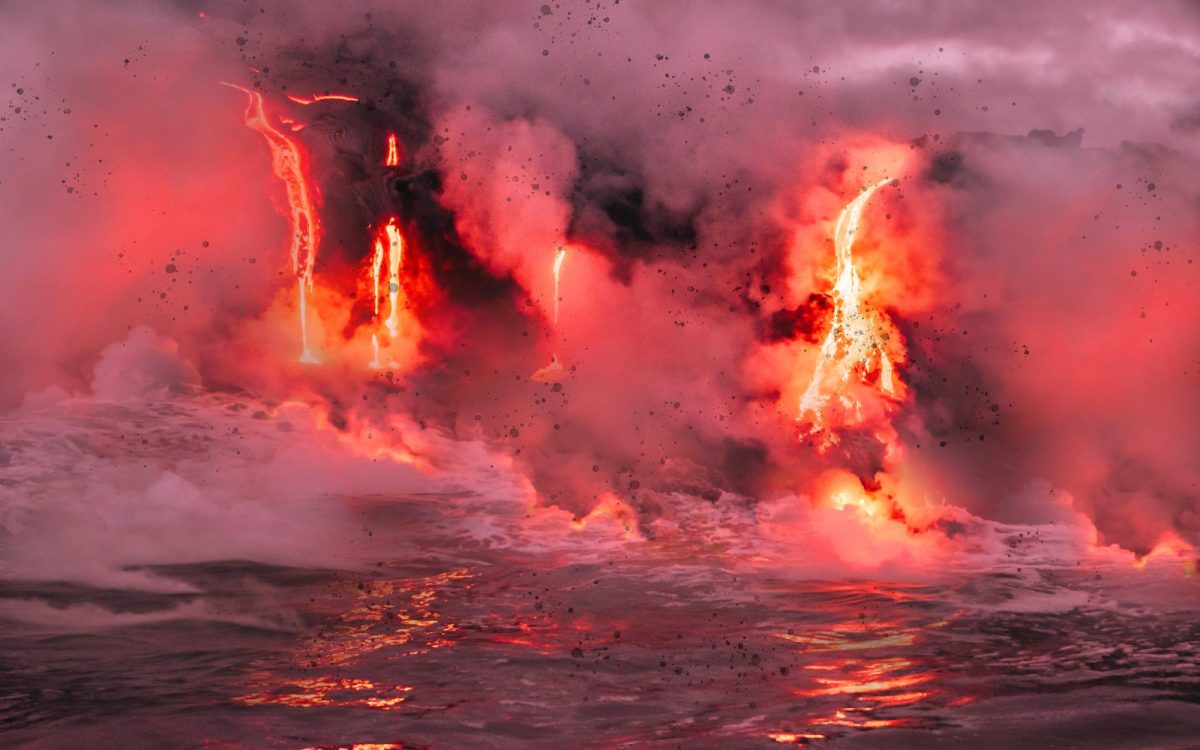 Bei einem Ausbruch des Kīlauea Vulkans auf Hawaii fließt Lava in den Pazifischen Ozean.