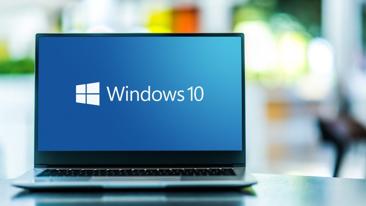 Auf einem Laptop wird das der Windows 10-Schriftzug und Logo angezeigt.