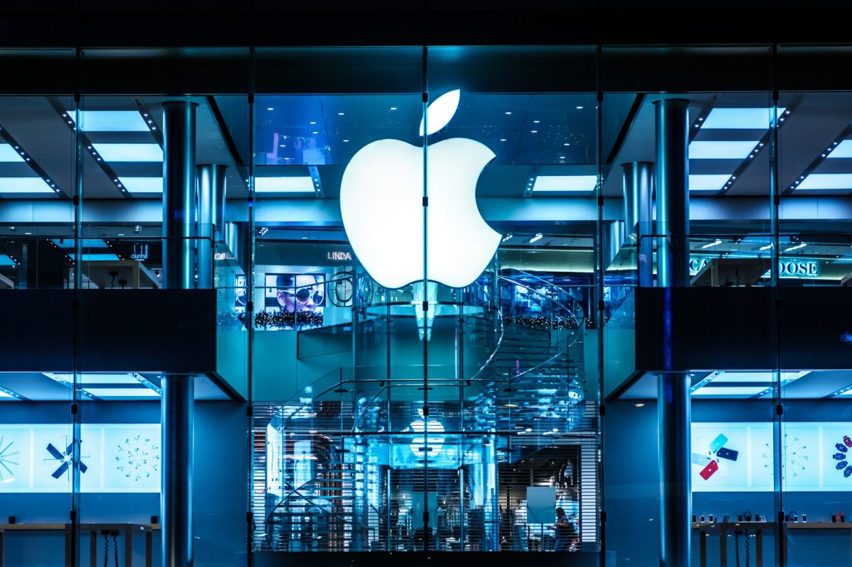 Apple-Store mit riesigem Logo