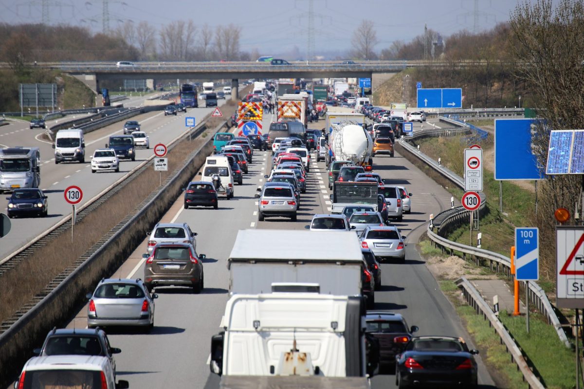 Mehrere Fahrzeuge stauen sich auf der Autobahn