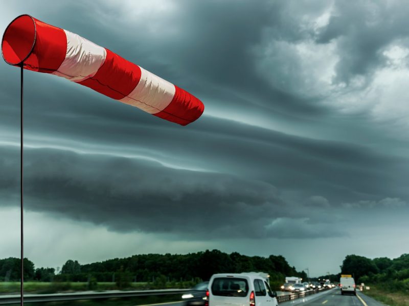 Starker Wind über einer Autobahn