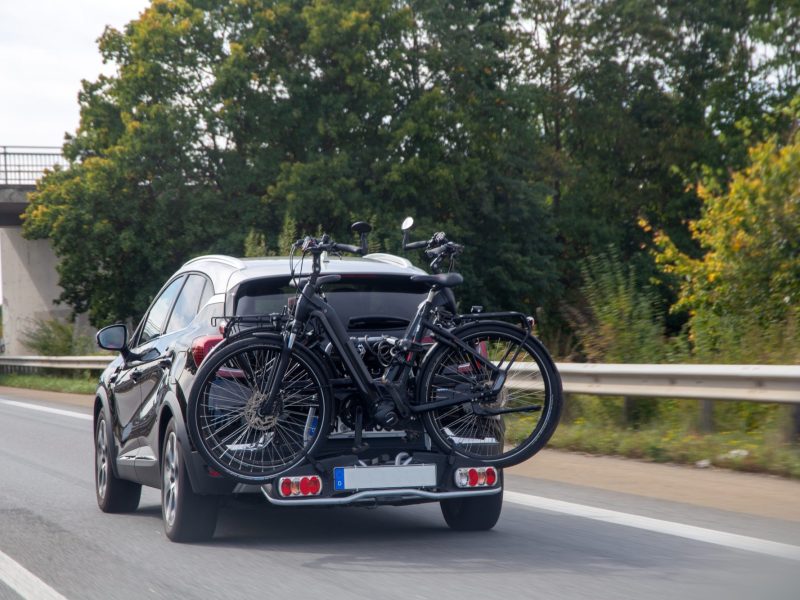 Auto mit einem Fahrradträger auf der Straße.