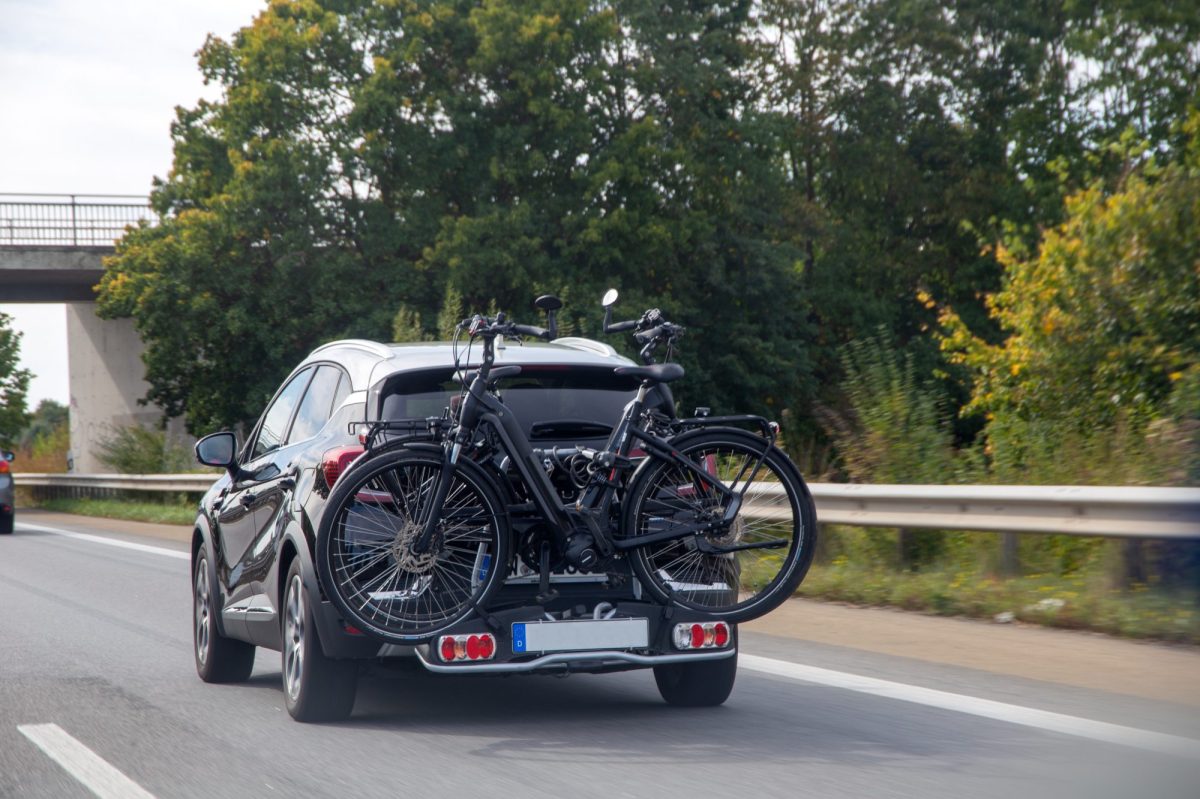 Auto mit einem Fahrradträger auf der Straße.