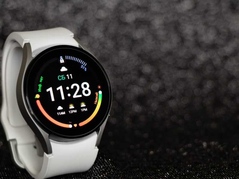 Samsung Galaxy Watch4 vor einem dunkelgrauen Hintergrund