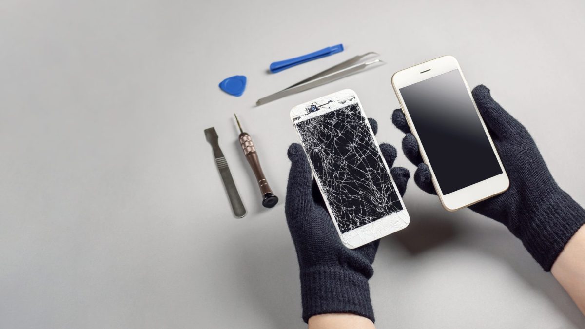 Zwei Hände halten ein kaputtes und ein heiles iPhone in der Hand. Darüber Reparatur-Werkzeug