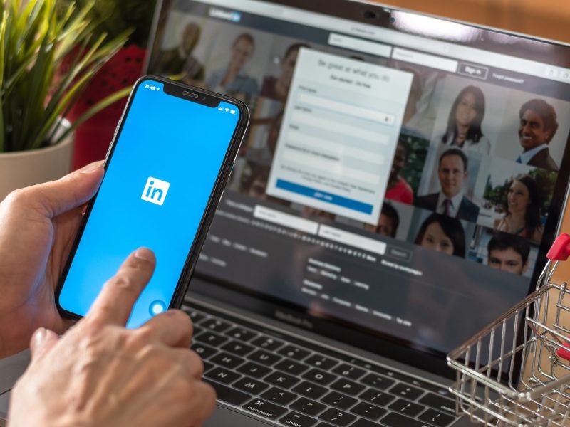 LinkedIn-Logo auf Handy und Laptop