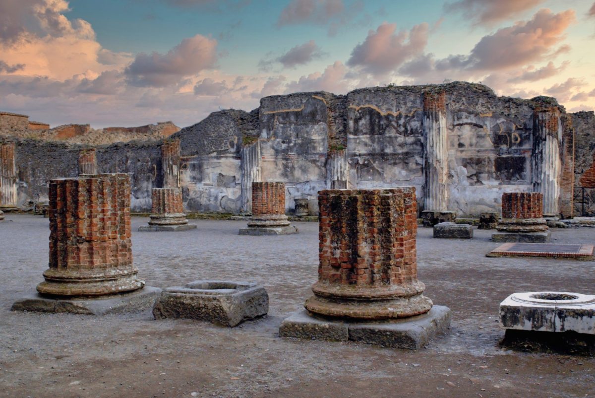 Ruinen eines Forums in Pompeji