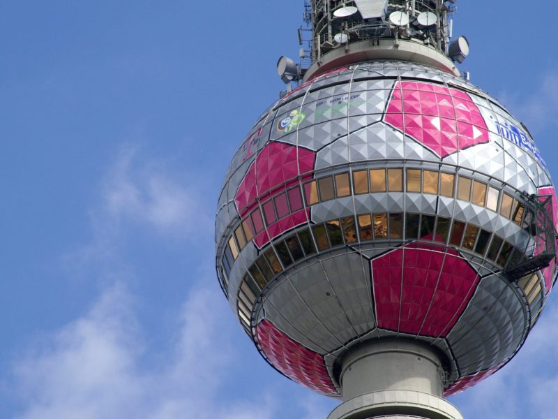 Der Fernsehturm Alex in Berlin zur Fußball-WM 2006 als Fußball dekoriert