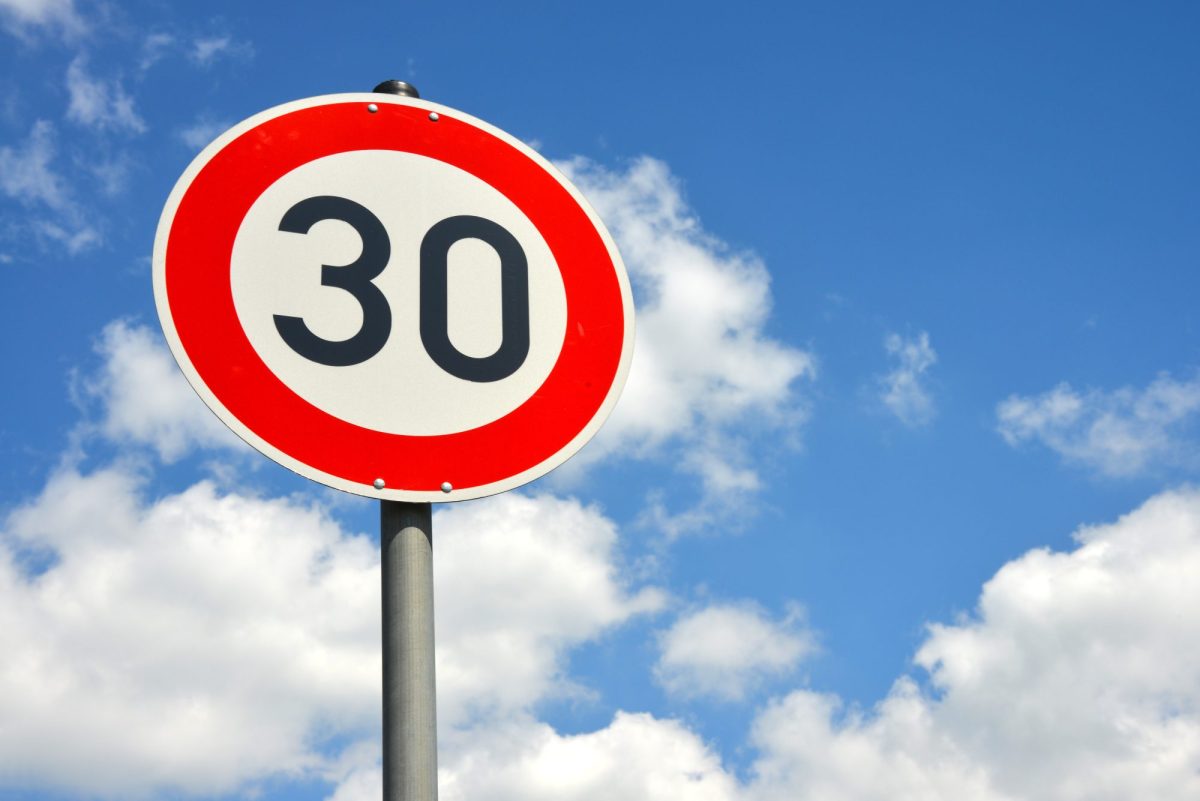 Straßenschild im Verkehr mit Tempo 30