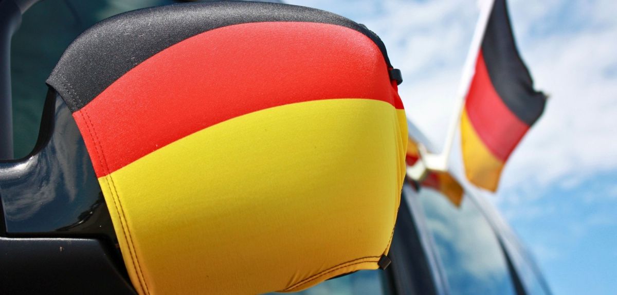 Deutschland-Fanartikel am Auto