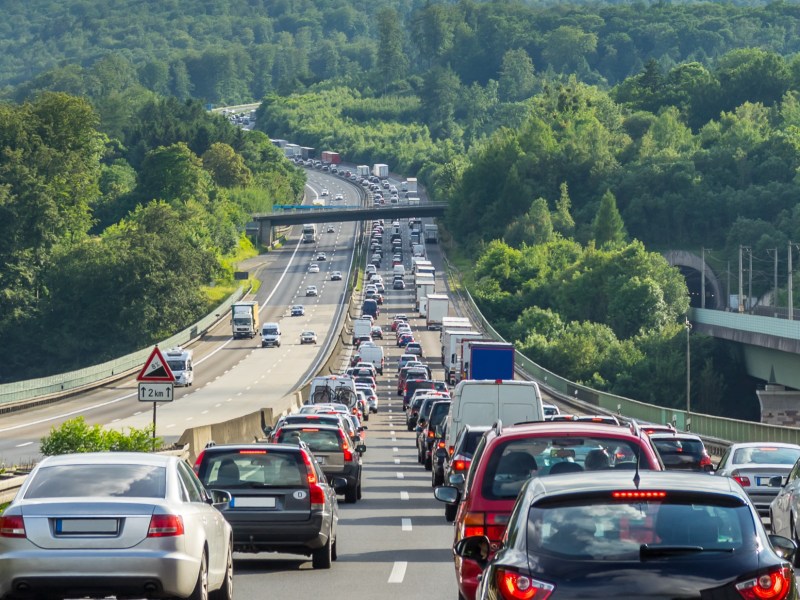 Viel Verkehr: Stau auf einer Autobahn