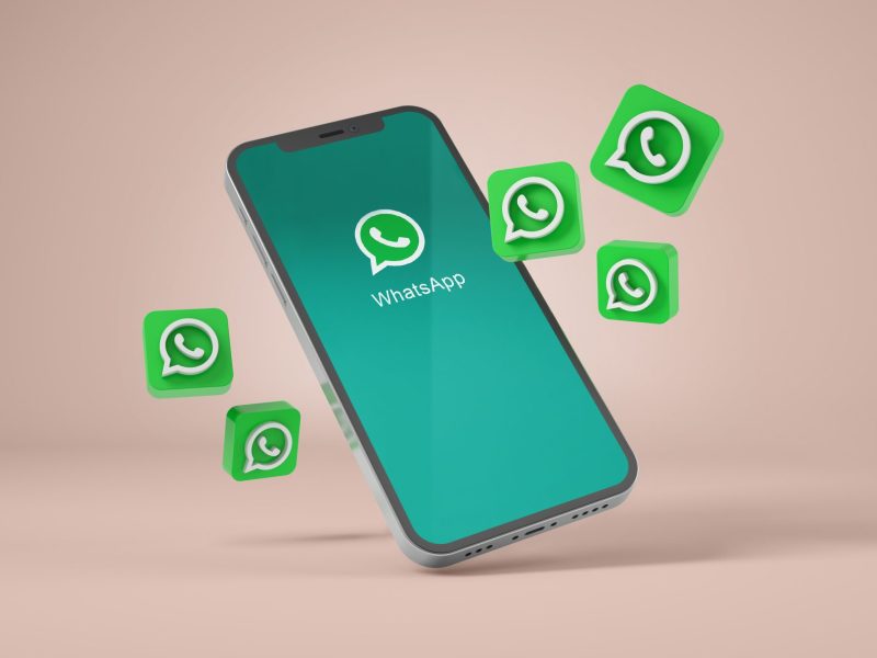 Render eines Smartphones mit mehreren WhatsApp-Symbolen.