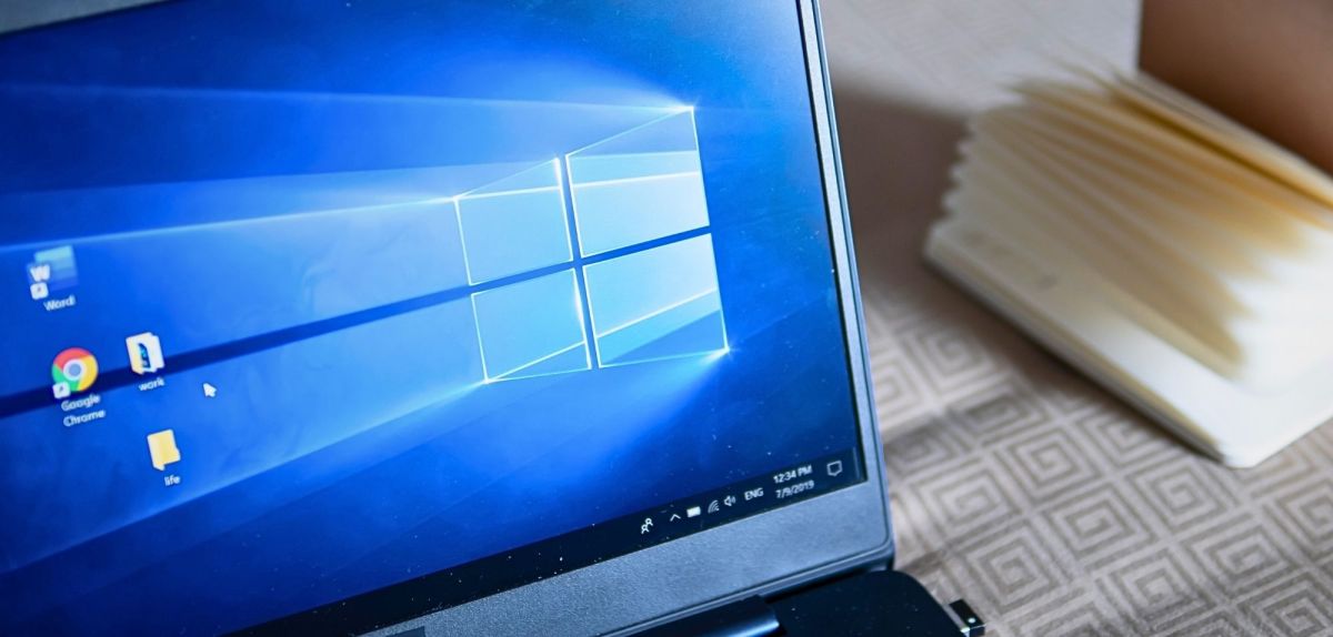 Windows 11-Laptop auf Tisch