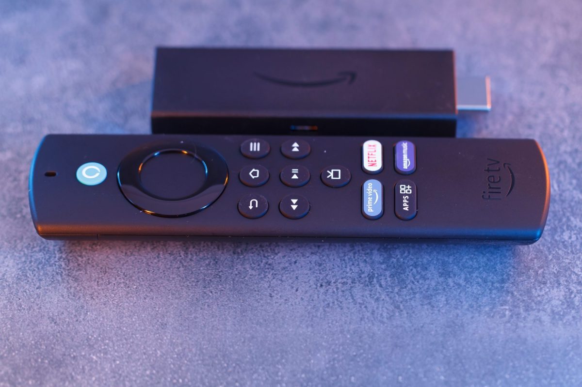 Ein Amazon Fire TV Stick liegt neben einer Fernbedienung.