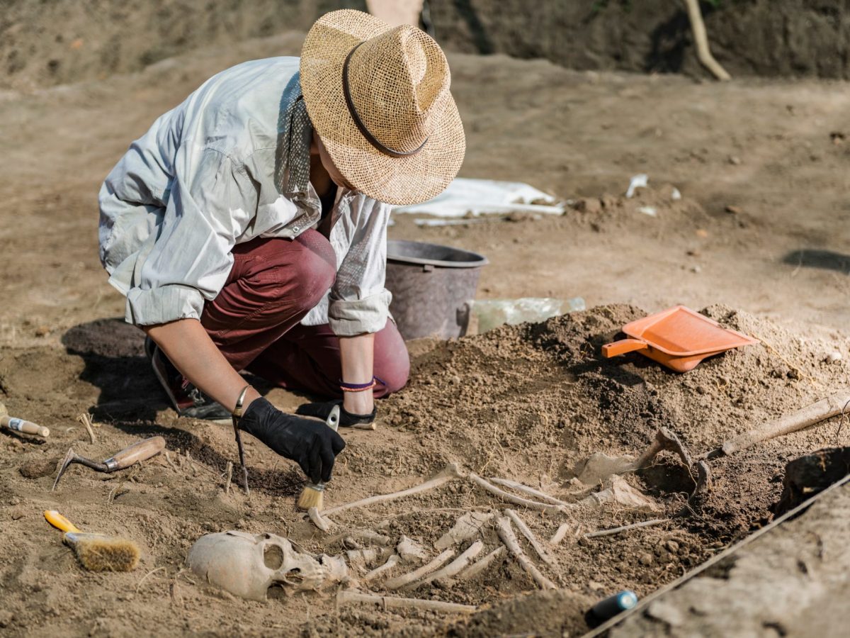 Frau arbeitet an einem archäologischen Fund.