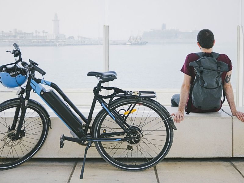 Mann mit E-Bike am Wasser