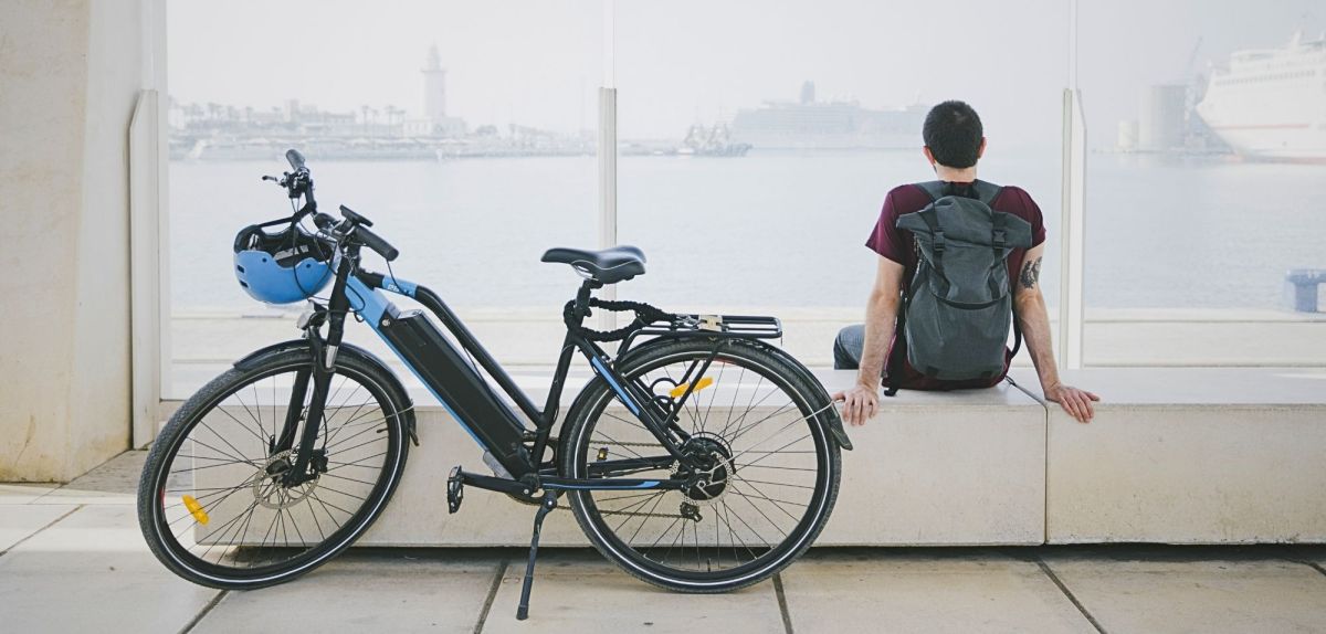 Mann mit E-Bike am Wasser