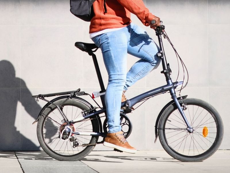 Mann mit E-Bike