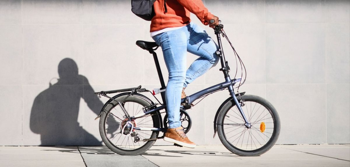 Mann mit E-Bike